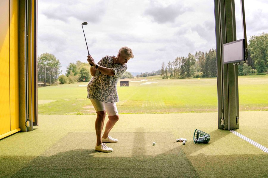 Metzenhof Golfplatz Frau spielt Golf