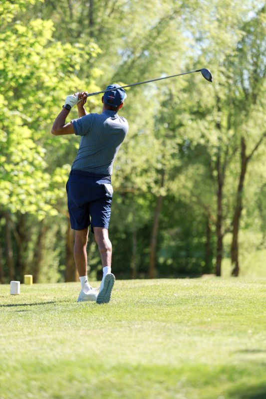 Metzenhof Golfplatz Mann spielt Golf